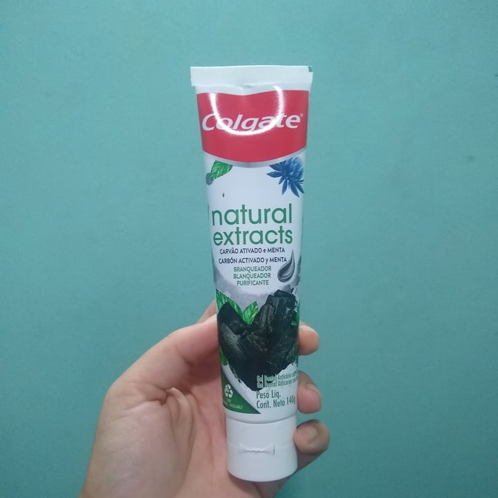 photo of Colgate Natural extracts Cúrcuma y Yerbabuena  shared by @kelen on  15 May 2022 - review