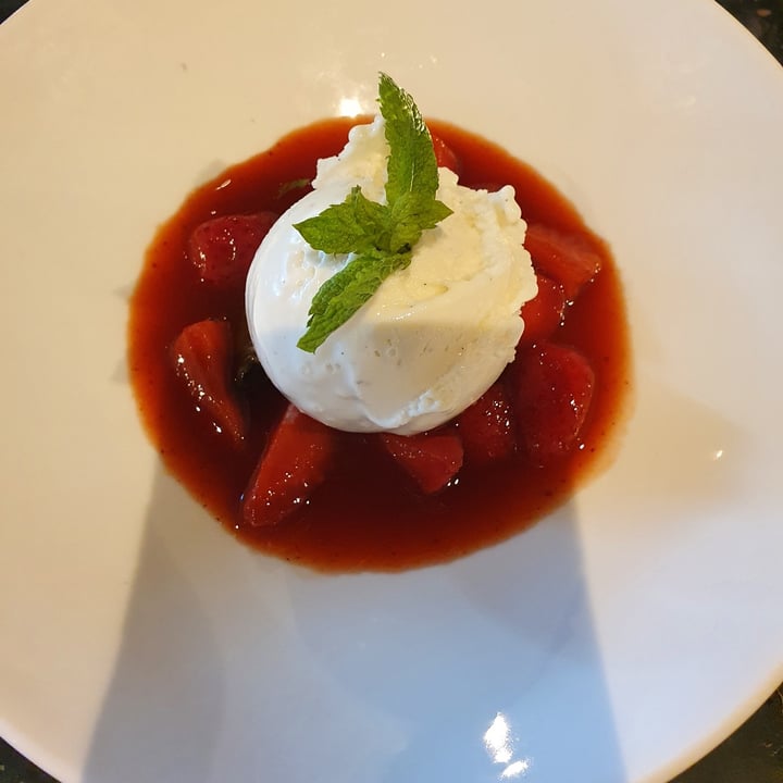 review photo of Cityden The Garden Amsterdam South Vegan vanilla ice cream with strawberry sauce shared by @lyn007 on 12 Aug 2022 - review