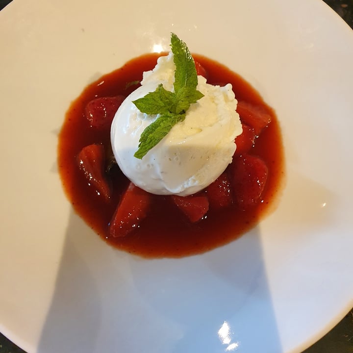 photo of Cityden The Garden Amsterdam South Vegan vanilla ice cream with strawberry sauce shared by @lyn007 on  12 Aug 2022 - review