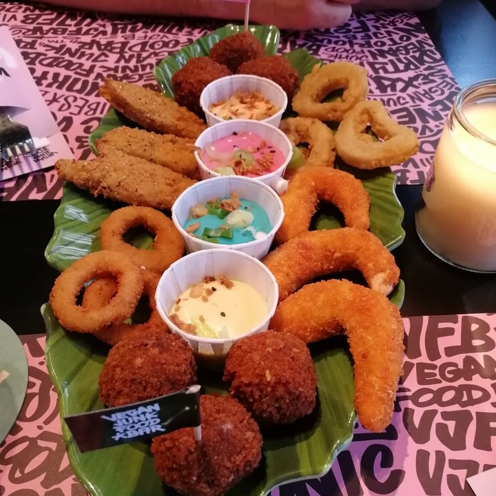 photo of Vegan Junk Food Bar Sumo Platter shared by @chiarazamb on  29 Apr 2022 - review