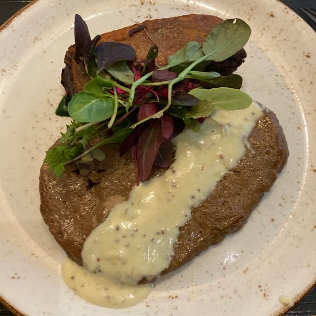 菜肴“Seitan steak with mustard sauce”的照片