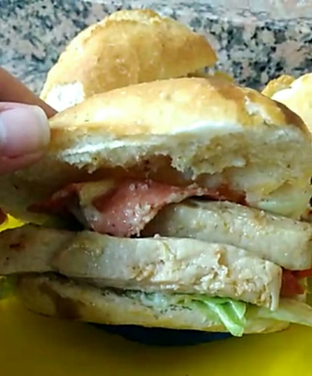 菜肴“Montadito chivito”的照片