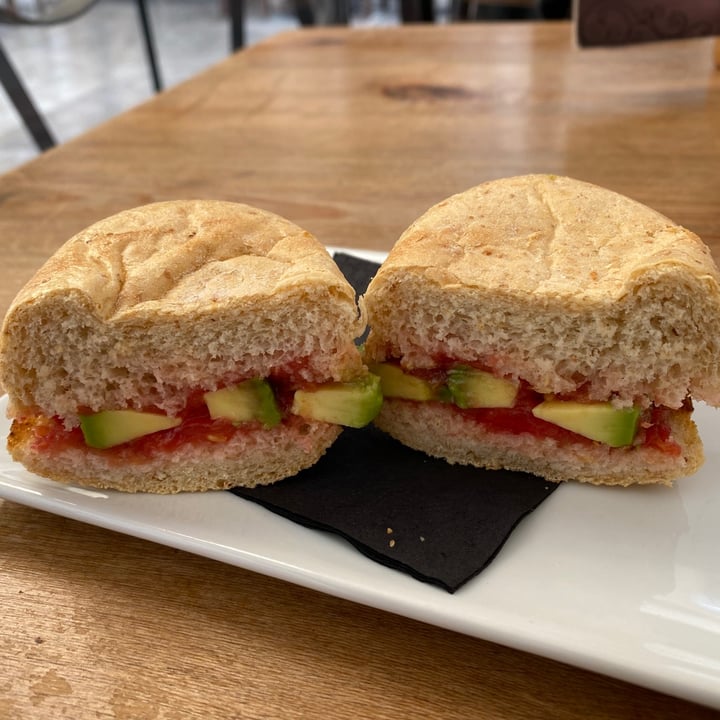 photo of El Gallo Ronco Tostada Con Tomate Y Aguacate shared by @andrius on  20 Sep 2021 - review