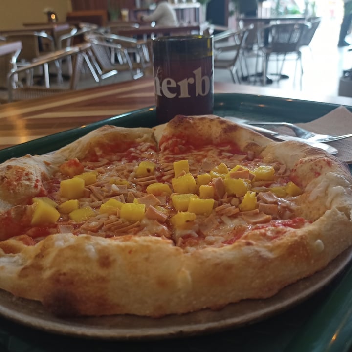 photo of Herbívoro restaurante vegano Pizza Hawaiana shared by @gissellearthling on  04 Apr 2022 - review