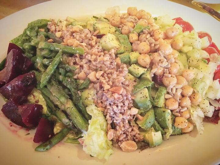 photo of The Cheesecake Factory Vegan Cobb Salad shared by @jessluch on  16 Apr 2020 - review