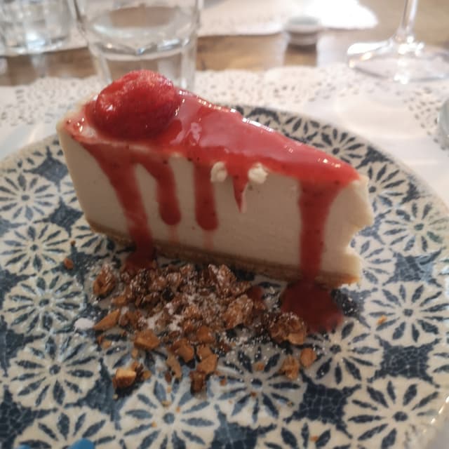 Photo of the dish “Cheesecake vegana alle fragole con croccante alle mandorle”