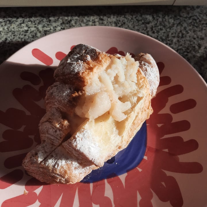 photo of Le Panem Croissant con pastelera vegana shared by @vegaly on  18 May 2021 - review