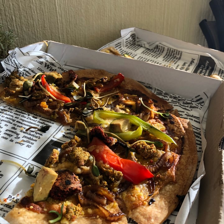 photo of Vegan Streetfood Deli - Obs Chickless Mayo Pizza shared by @curlyhairedvegan on  05 Jun 2022 - review