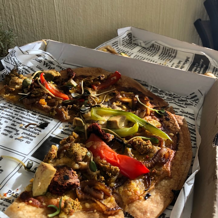 review photo of Vegan Streetfood Deli - Obs Chickless Mayo Pizza shared by @curlyhairedvegan on 05 Jun 2022 - review