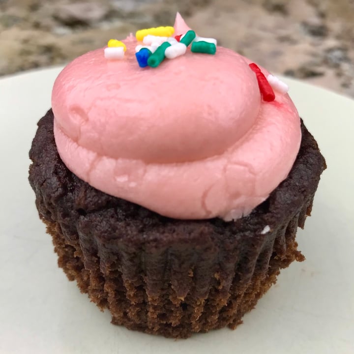 photo of Petunia's Pies & Pastries Chocolate Sprinkles Babycake shared by @pdxveg on  25 Nov 2020 - review