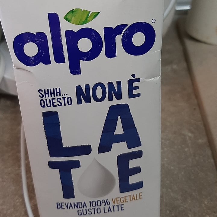 photo of Alpro This is Not Milk Classic Questo Non è Late Classico shared by @stefygoveg on  05 May 2022 - review
