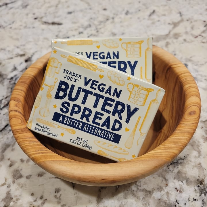 photo of Trader Joe's Vegan Buttery Spread shared by @pinkobsessedvegan on  22 Nov 2022 - review
