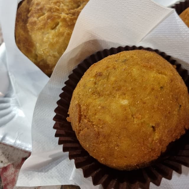 Foto del plato “Arancina con seitan, cipolla caramellata, uva passa e pinoli”