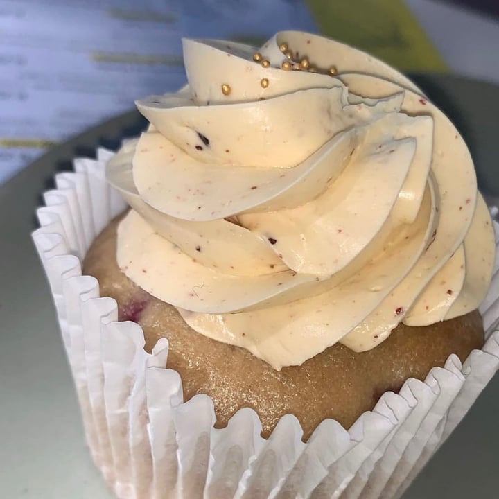 photo of Lexi's Healthy Eatery Vegan cupcake shared by @stasi2111 on  16 Jul 2021 - review