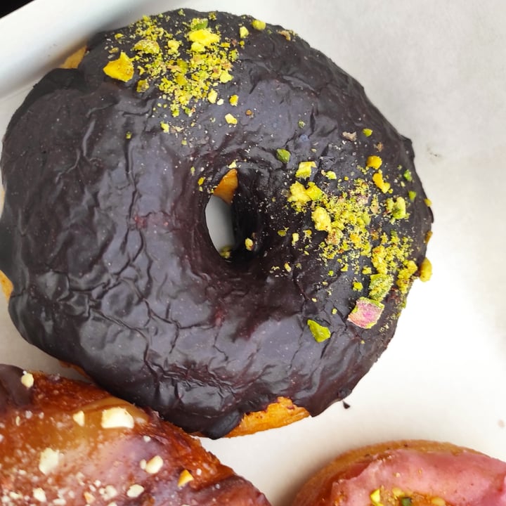 photo of Delish Vegan Doughnuts Chocolate y Pistacho shared by @ngn28 on  16 Sep 2021 - review