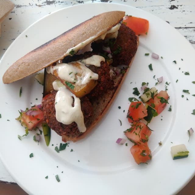 Photo of the dish “Pita de falafel verde con salsa de tahini”