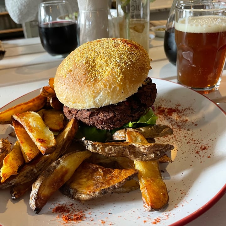 photo of Pura Restoran Hamburguesa De Hongos shared by @vikrossi on  10 May 2022 - review