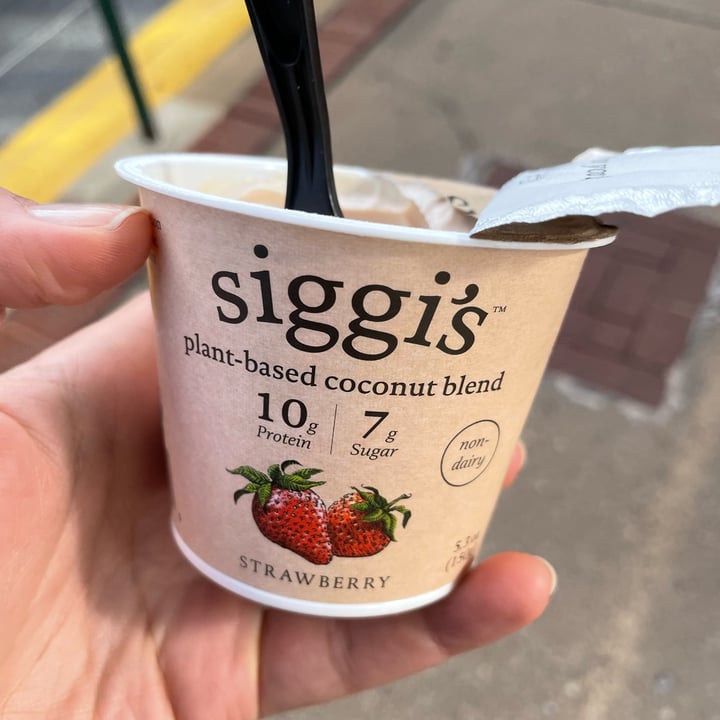 photo of siggi’s Strawberry plant-based coconut blend shared by @jaeskaapool on  11 Dec 2022 - review