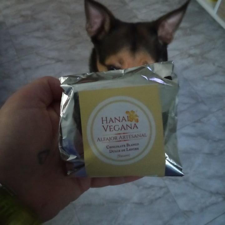 photo of Hanai Vegana Alfajor Artesanal de chocolate blanco y dulce de leche shared by @mariona on  20 Dec 2021 - review