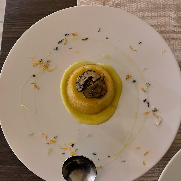 photo of Pesto di Pistacchio Sformatino di patate e anacardi su vellutata di topinambur con tartufo Uncinatum in scaglie shared by @rollino on  16 Jul 2022 - review