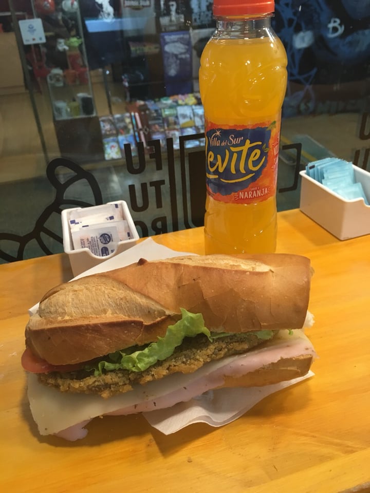 photo of Futuro Veggie - Coffee & Deli Sándwich de Milanesa shared by @camimolina on  07 Aug 2019 - review