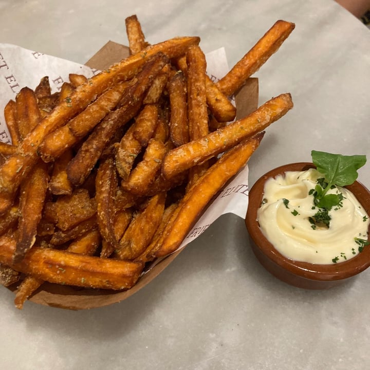 photo of Friet elite Sweet potato fries with vegan Mayo shared by @ankii on  12 Aug 2021 - review