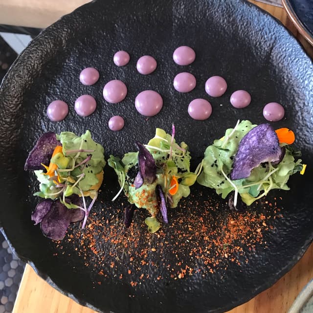 Photo du plat “Bocados de causa Limeña con Aguacate”