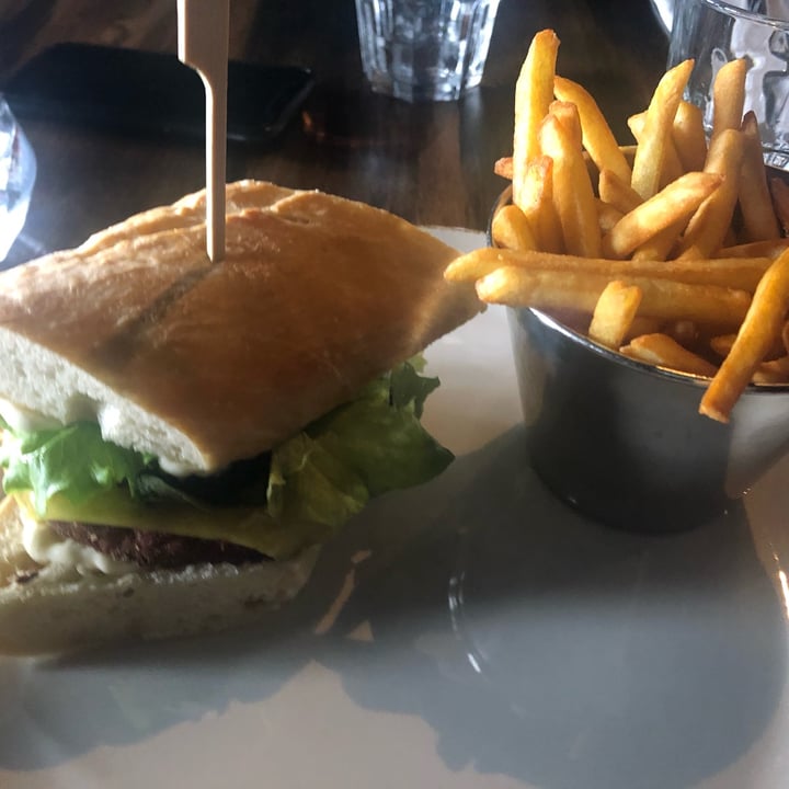 photo of Fish House | Bar & Grill Vegan Burger shared by @asiamontanari on  14 Aug 2022 - review