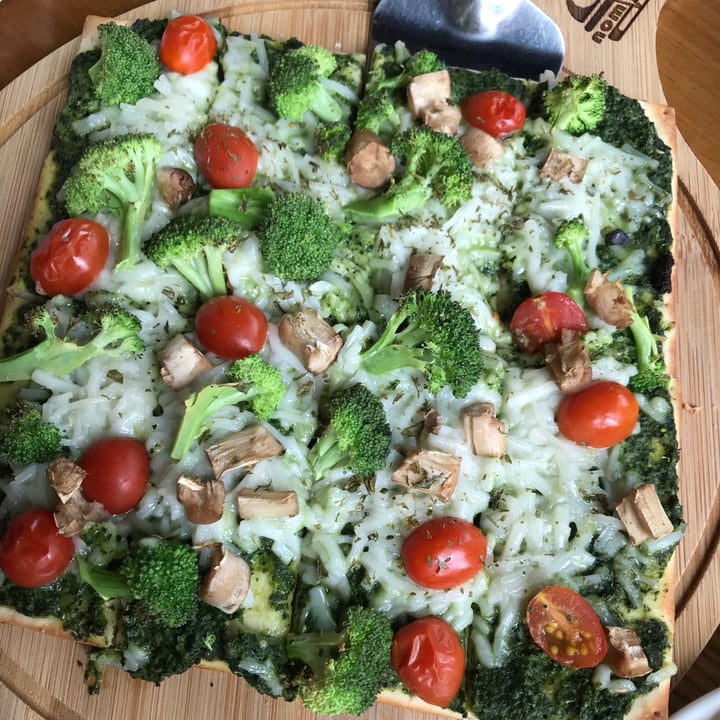photo of nomVnom Bistro Popeye's Delight Pizza shared by @thrivingdaisy on  27 Jul 2020 - review