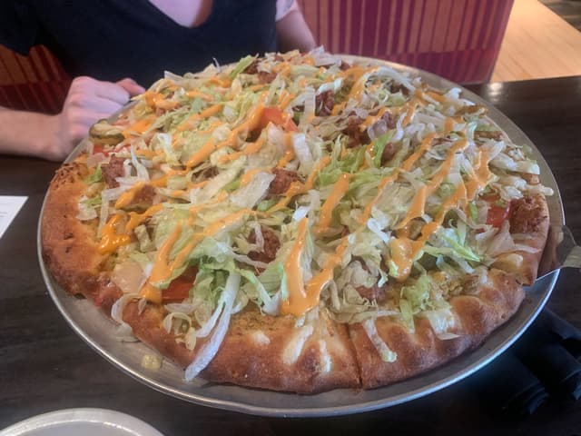 菜肴“Beyond Cheeseburger Pizza”的照片