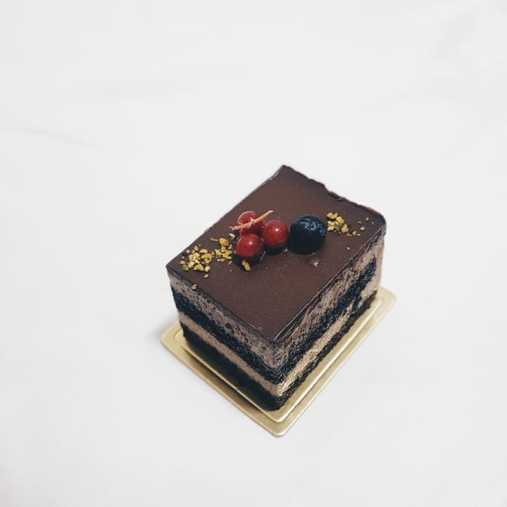 photo of Cedele Vegan Earl Grey Belgium Chocolate Berries Cake shared by @simhazel on  06 Dec 2020 - review