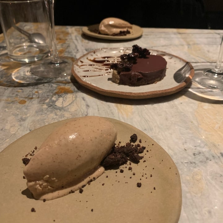 photo of MESA de HOY - Restaurant 100%Végétal Raw coffee cake with hazelnut gelato shared by @carolinapedrazzi on  15 Feb 2022 - review