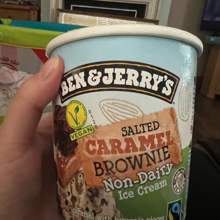 review photo of Ben & Jerry's Salted caramel brownie non dairy shared by @jucaixeta on 09 Oct 2022 - review