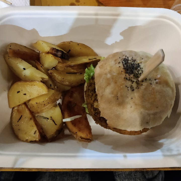 photo of Manipura Eat Green Panino con Burger, Patate e salse shared by @elisaf on  10 Sep 2022 - review