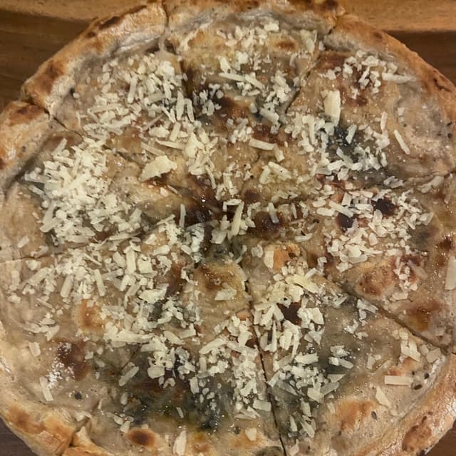 菜肴“Four cheese pizza”的照片