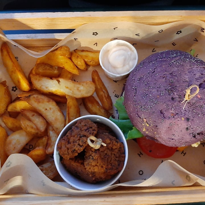 photo of Flower Burger Roma Cheesy Cecio shared by @giuliaheart89 on  25 Apr 2022 - review