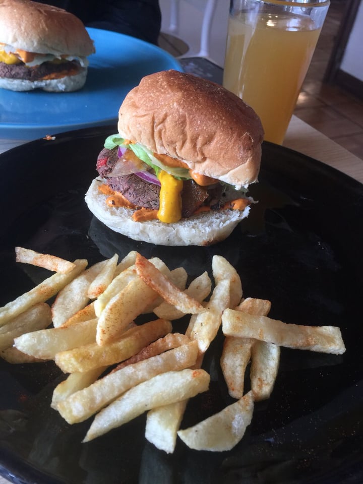 review photo of Restaurante Vegano Cardamomo Hamburguesa shared by @juliostosh on 11 Mar 2020 - review