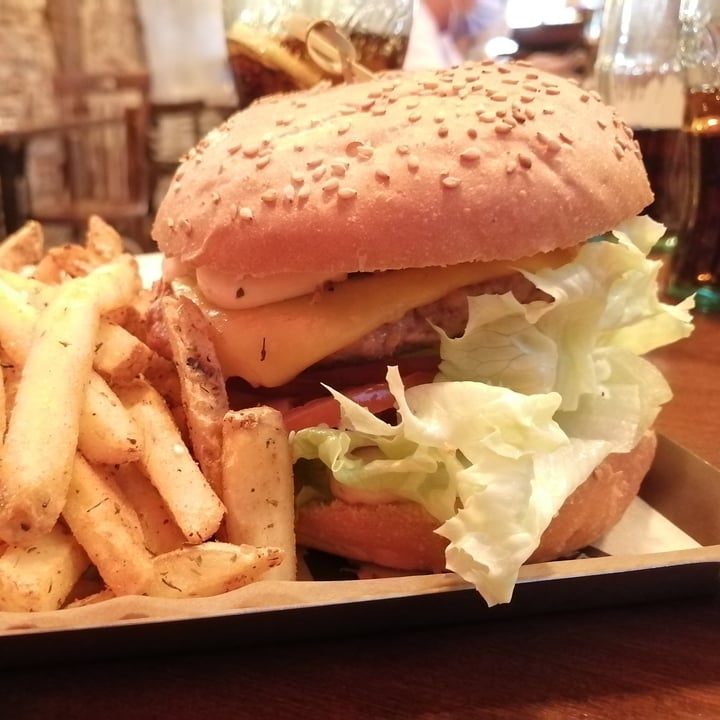 photo of Mad Mad Vegan Beyond burger shared by @agdp1393 on  11 Jul 2021 - review