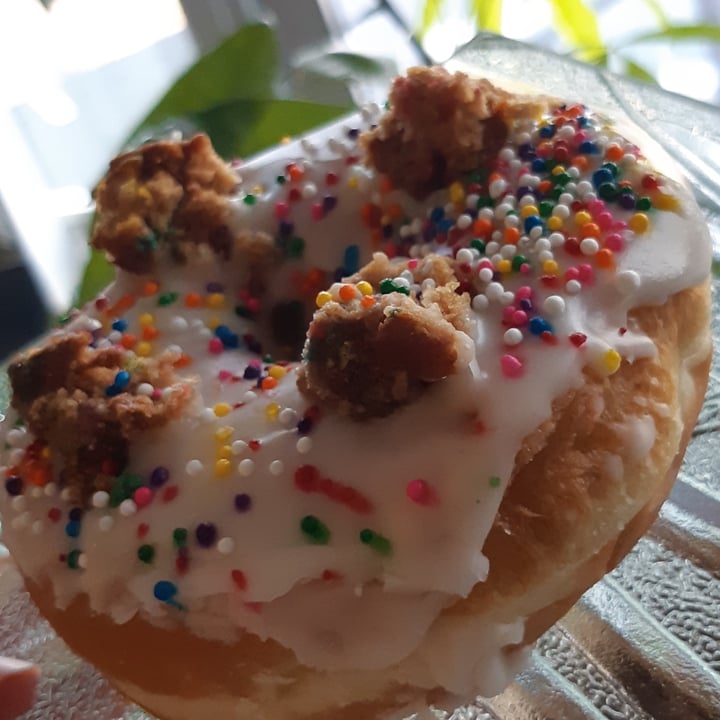 photo of bloomer's on Queen Birthday Cake Donut shared by @hbchic on  09 Feb 2021 - review