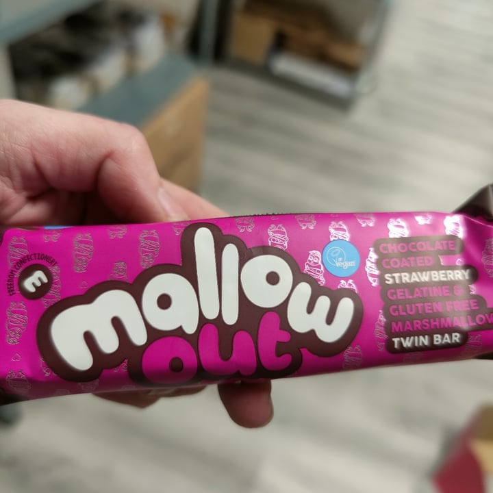 photo of Mallow Out Barrita nube de fresa con chocolate shared by @xveganfortheanimalsx on  08 Apr 2022 - review