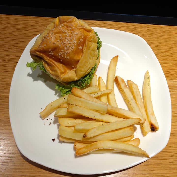 photo of LN FORTUNATE COFFEE MALAYSIA 幸福咖啡 Garbanzo Burger shared by @stevenneoh on  29 Jun 2020 - review
