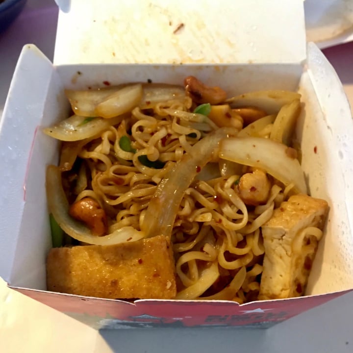 photo of Simply Asia - Sunningdale Roasted Chilli Paste and Cashew Nut Noodles shared by @derelectt on  26 Jun 2021 - review
