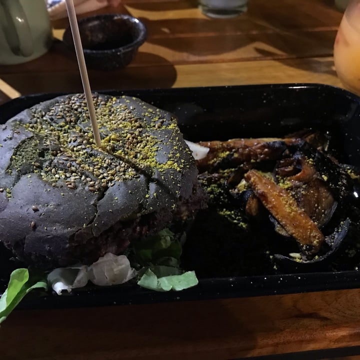 review photo of Chimi Deli Cocina Natural hamburguess de poroto aduki y mayoness vegana con coles law shared by @catagordon on 28 Jan 2022 - review
