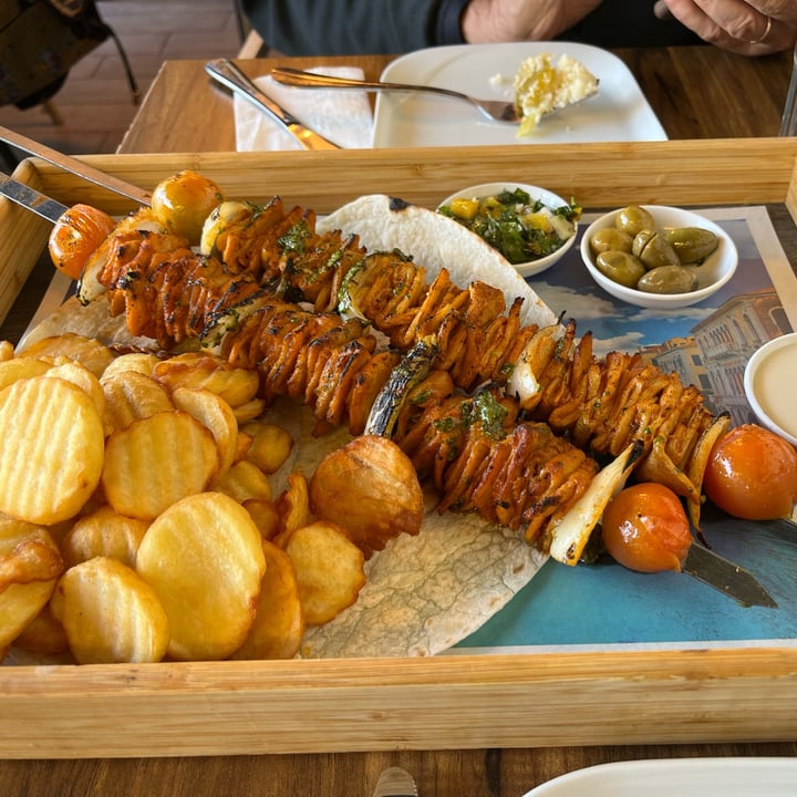photo of חומוס Hummus Bar Simil Chicken Brochettes shared by @matimemes on  06 Mar 2022 - review