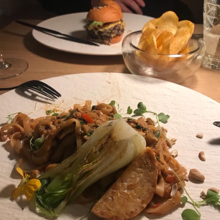 review photo of MUDRÁ Plant Based - Madrid Pad Thai Tempeh shared by @elenaal on 05 Nov 2022 - review
