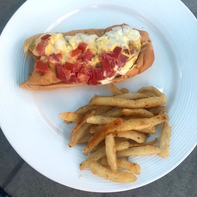 「Hot dog adoptado con patatas」の料理の写真