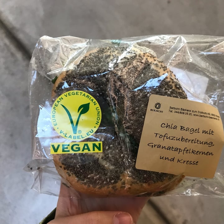 photo of Bertschi Bäckerei zum Brotkorb AG Chia Bagel mit Tofuzubereitung, Granatapfelkernen und Kresse shared by @cateevey on  26 Mar 2022 - review