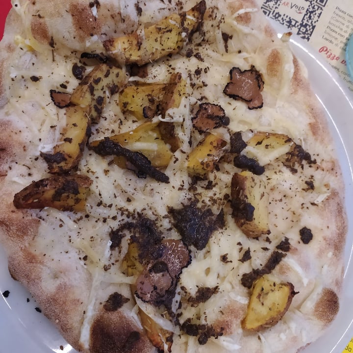 photo of ArVolo Ristorante Pizzeria Pizza Crema Tartufo E Patate shared by @cameragios on  05 Jun 2022 - review