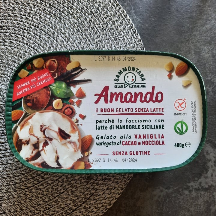 photo of Sammontana Amando gelato alla vaniglia variegato al cacao e nocciola shared by @emiott on  08 Jul 2022 - review
