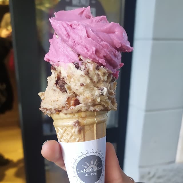 Foto del plato “Cono con crumble di mandorle e mirtillo”